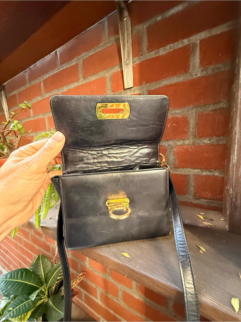 Ferragamo Early 90’s Classic Black Leather Crossbody Bag with Gold Hardware - Picture 5 of 8